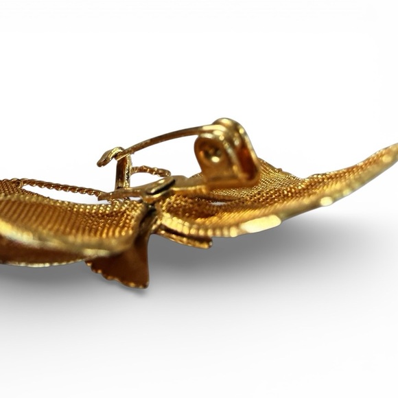 Vintage Gold Tone Mesh Butterfly Brooch, Floral Accents, Mid Century C‑Clasp Pin - Picture 9 of 12